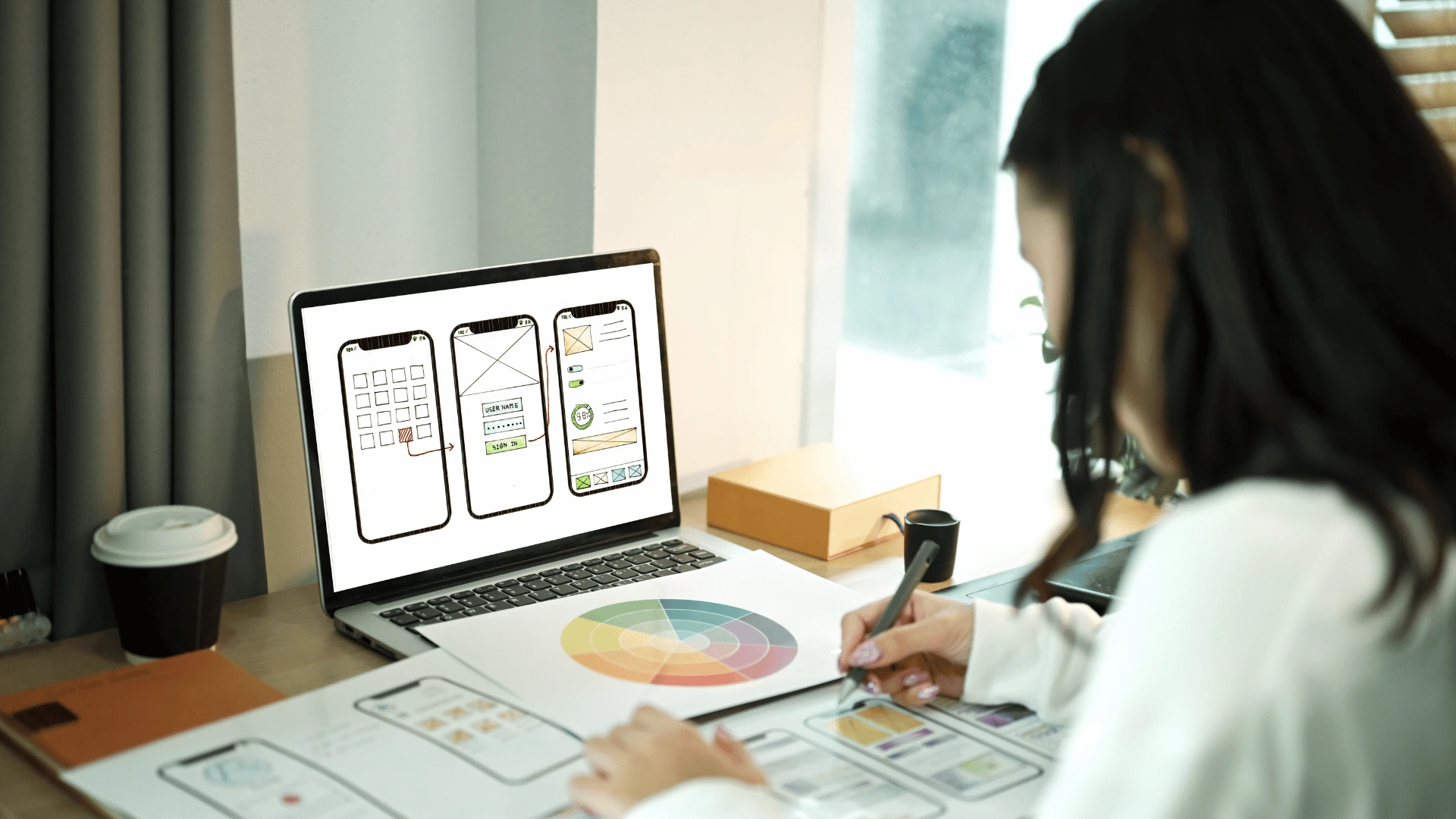 Designer UX UI créant une maquette d’interface web sur ordinateur