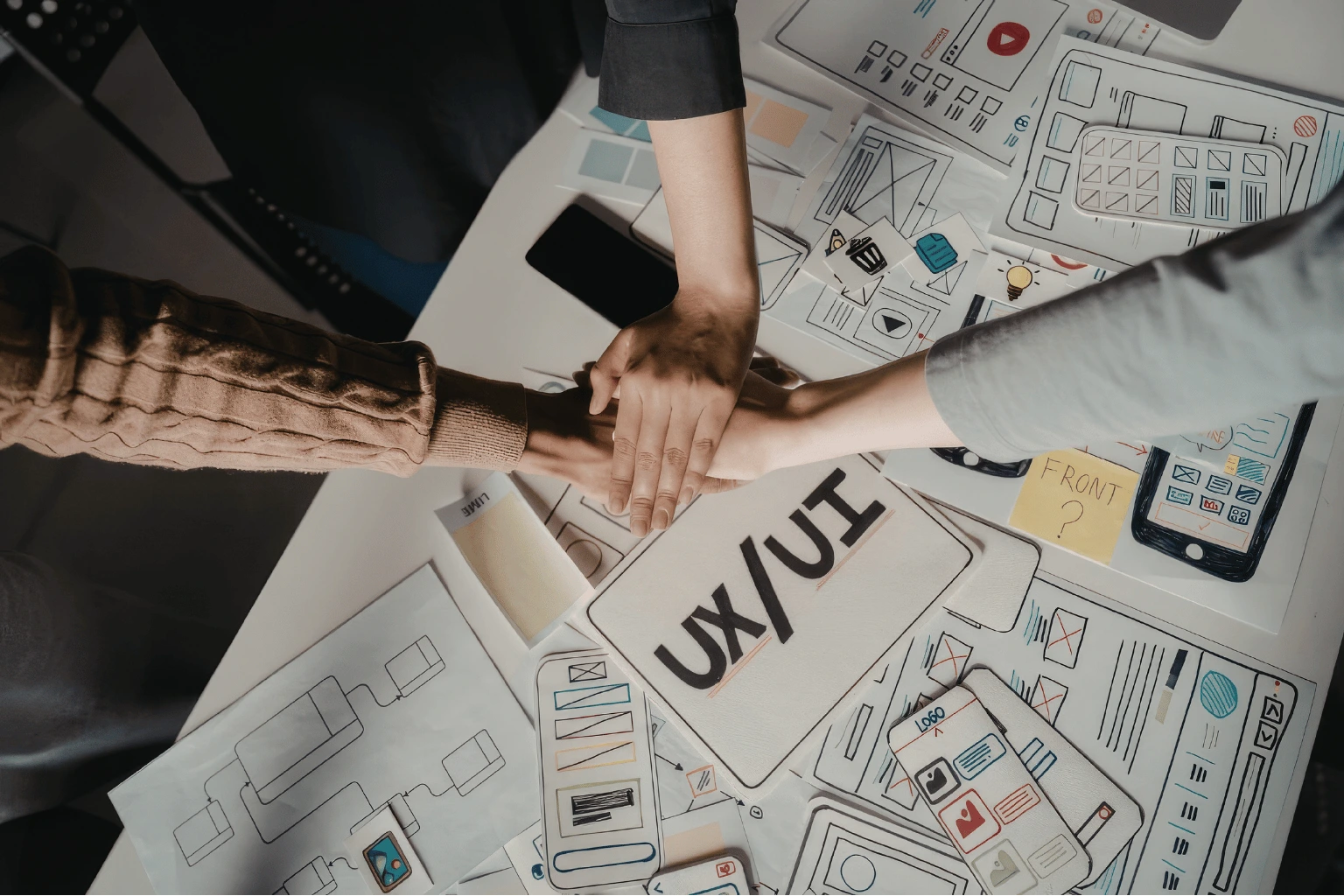 Équipe travaillant sur des wireframes UX UI pour optimiser l’expérience utilisateur et la conversion d’un site web